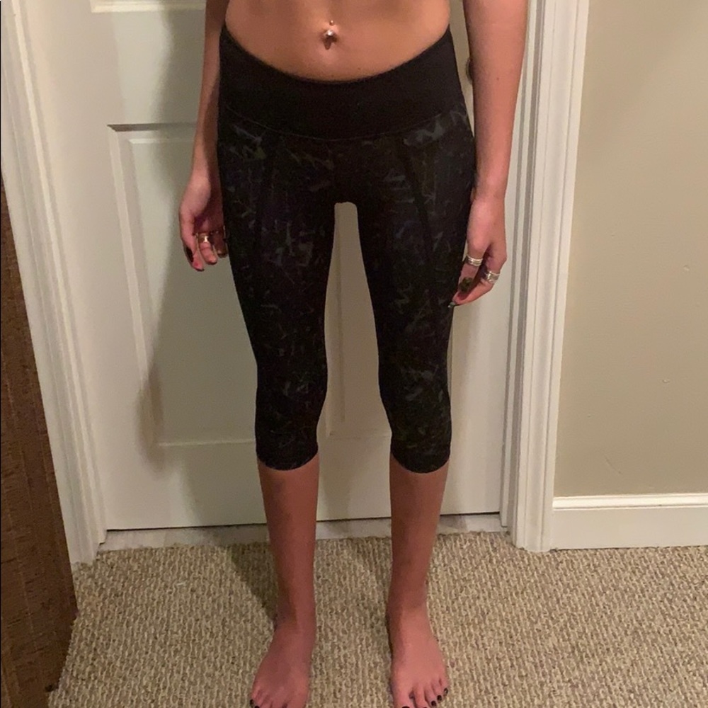 Lululemon black and grey pattern cropped leggings
